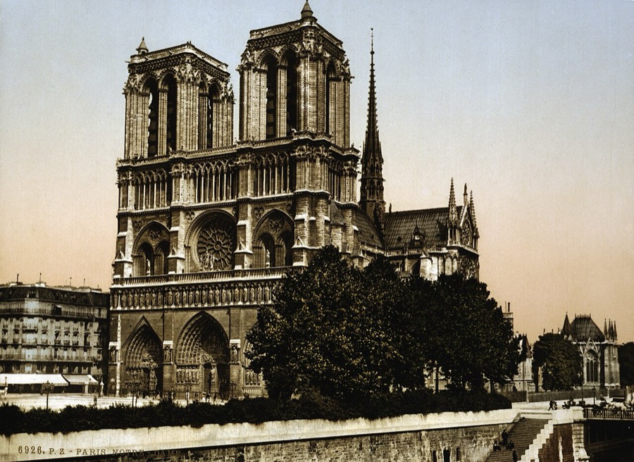 Fasada zachodnia katedry Notre-Dame w Paryżu na kolorowanej fotografii